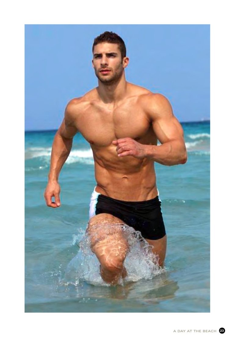 Накаченные мужчины красивые на пляж