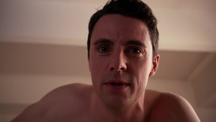 Метью Гуд голый