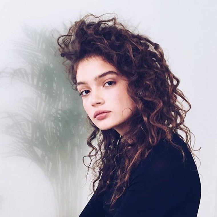 Кудрявая модель Саша Кичигина