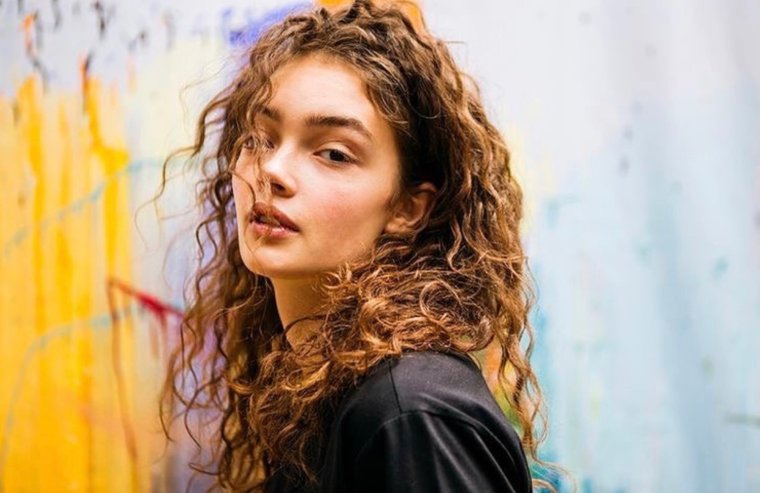 Кудрявая модель Саша Кичигина