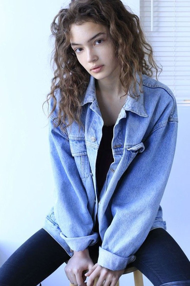 Кудрявая модель Саша Кичигина