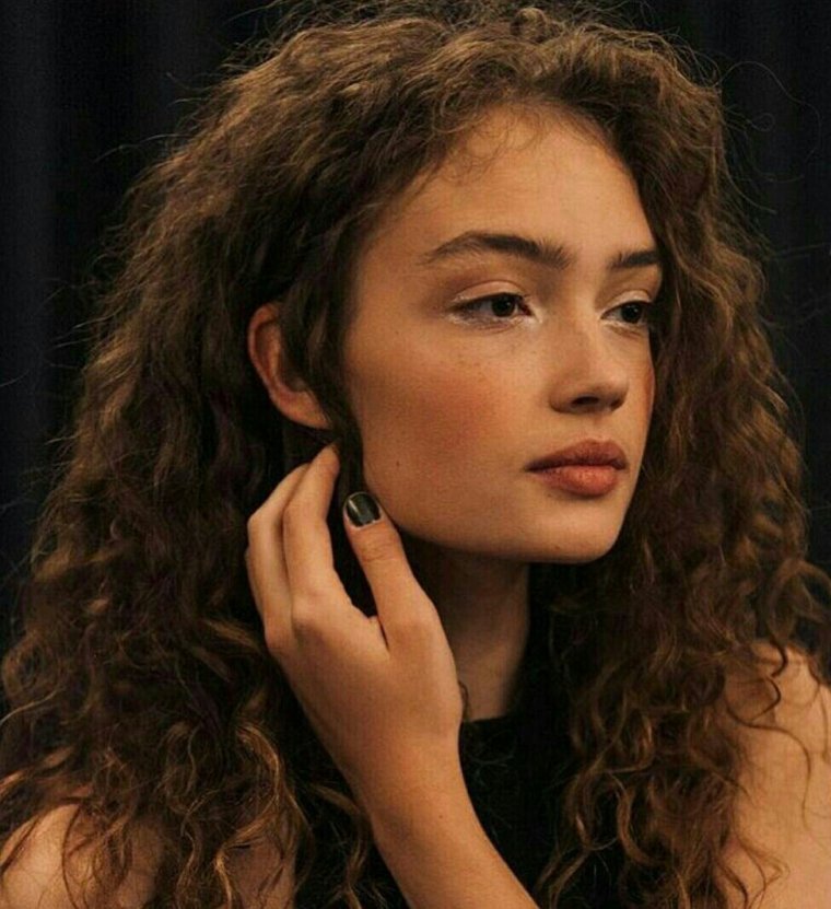 Кудрявая модель Саша Кичигина