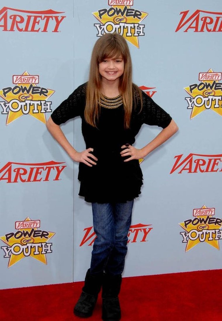 Сиэра Браво красных браслетах