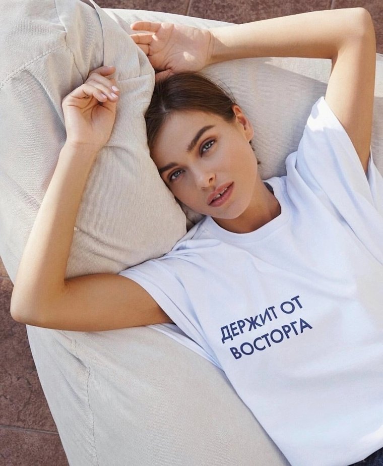 Елена Темникова на кровати