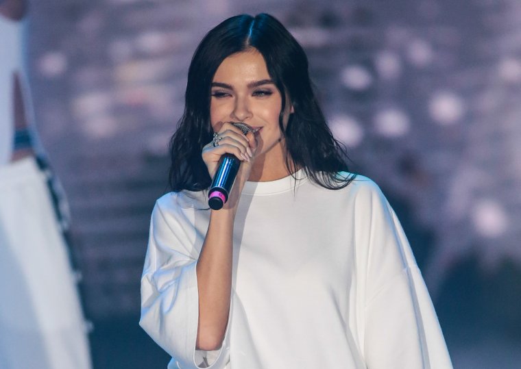 Елена Темникова поет