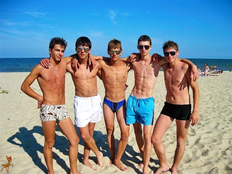 Мальчик подросток на пляже