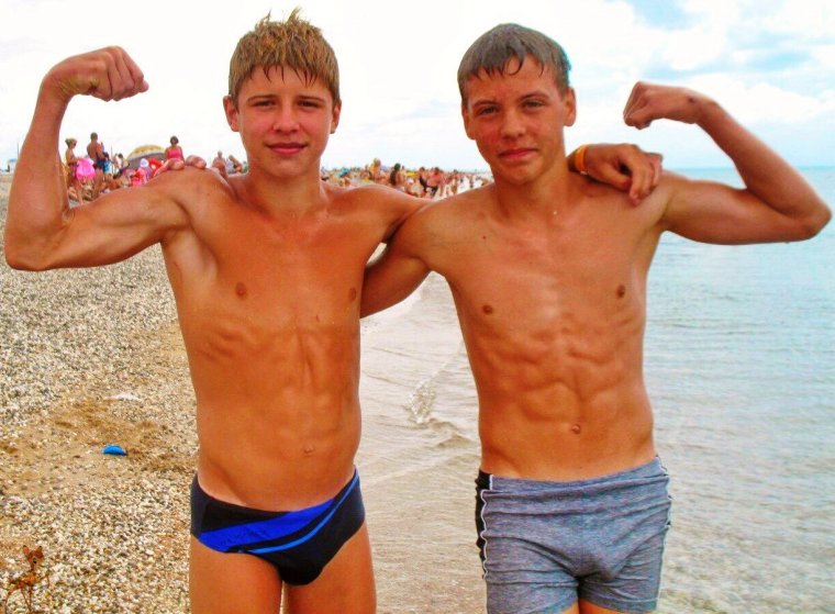 Парни на пляже 14 лет