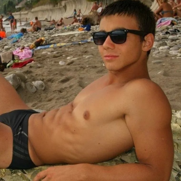 Обычные парни на пляже