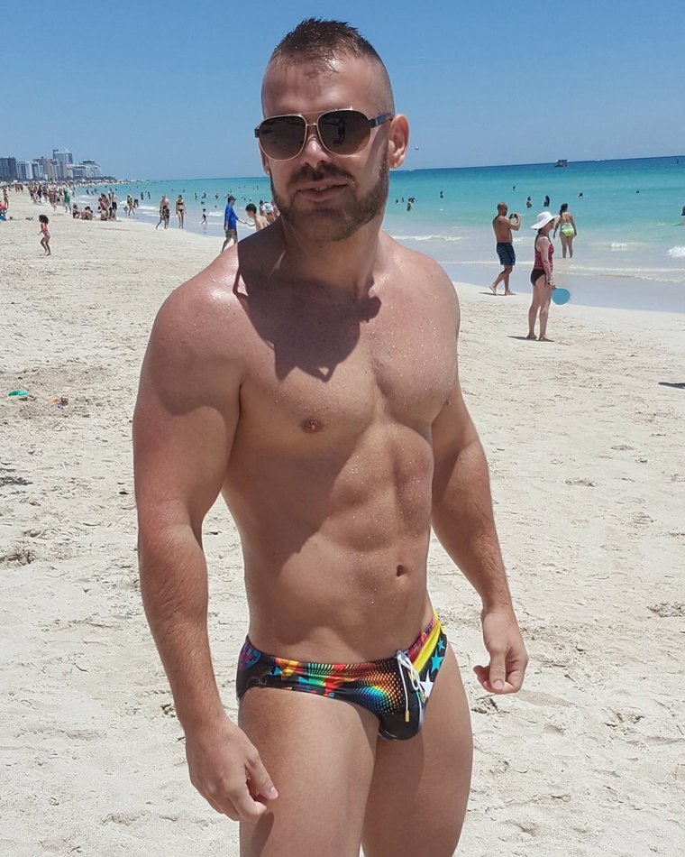 Обычные парни на пляже