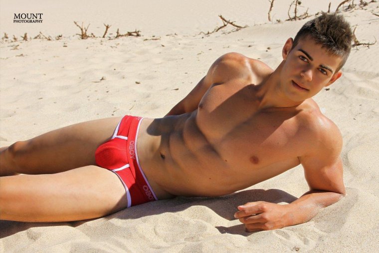 Юноши на пляже