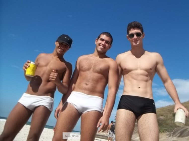 Парни в семейных трусах на пляже