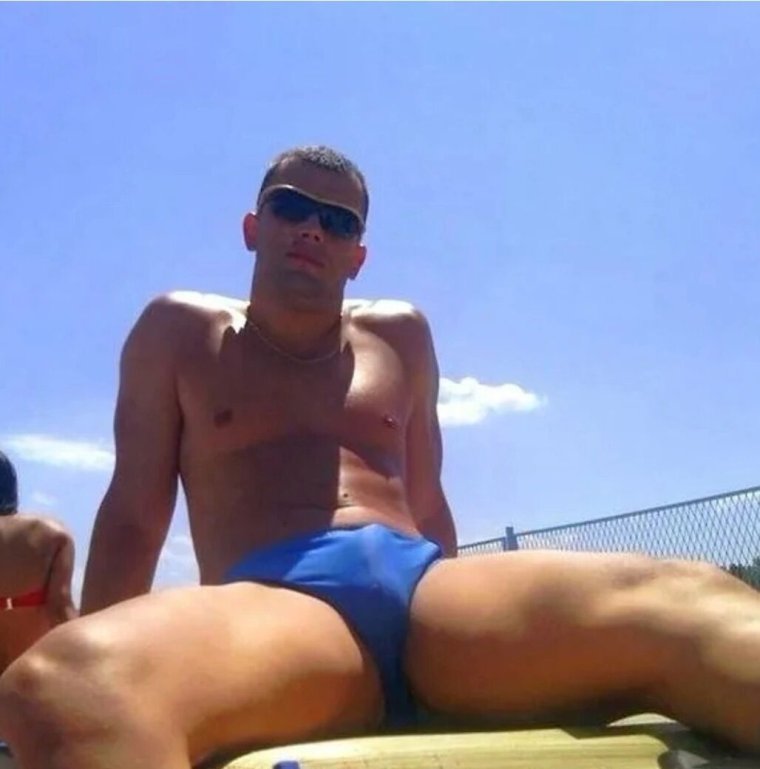 Русские парни в трусах на пляже