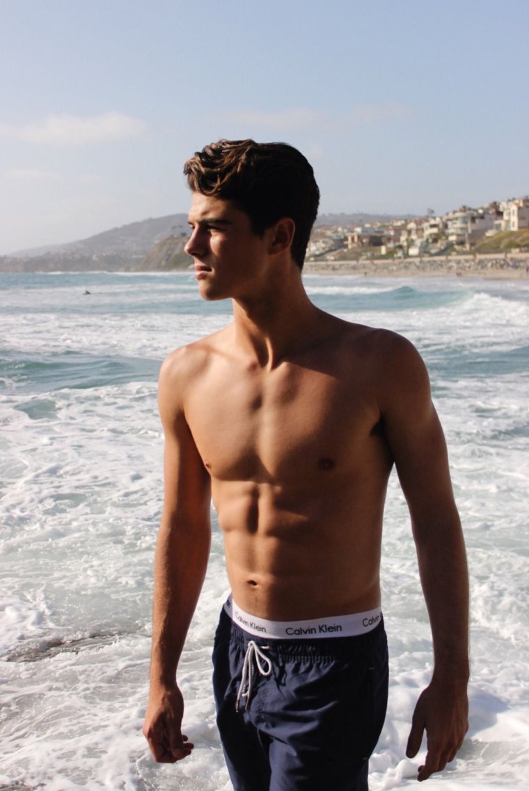 Красивые молодые парни на пляже