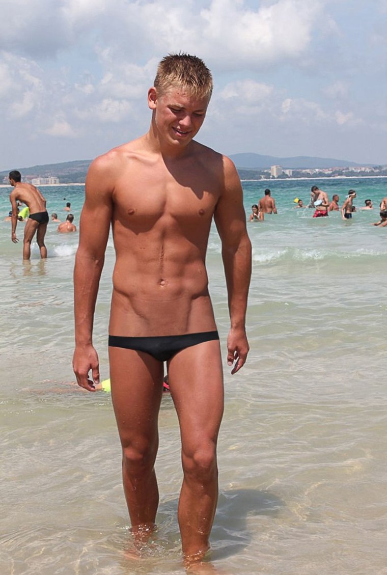 Мальчик в плав Ах на пляже