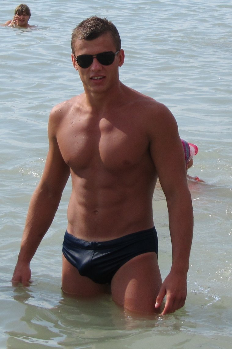 Обычный мужчина на пляже