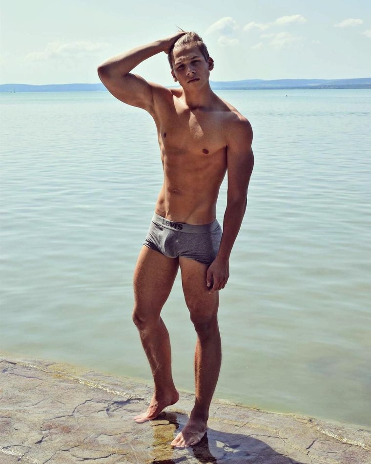 Красивые молодые парни на пляже