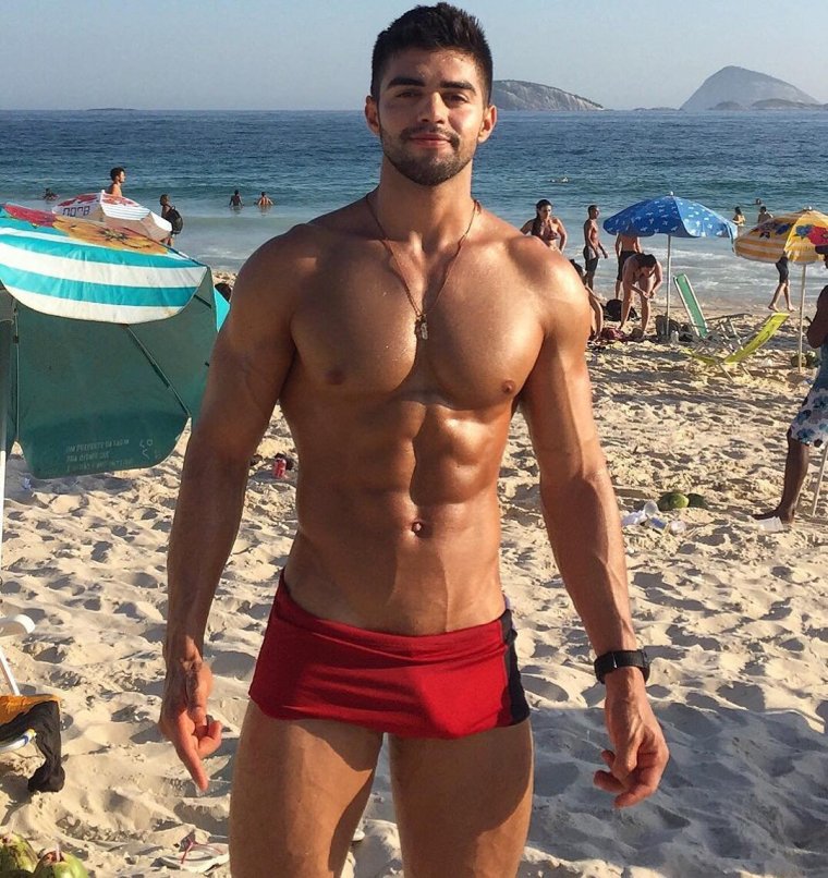 Спортивные парни на пляже