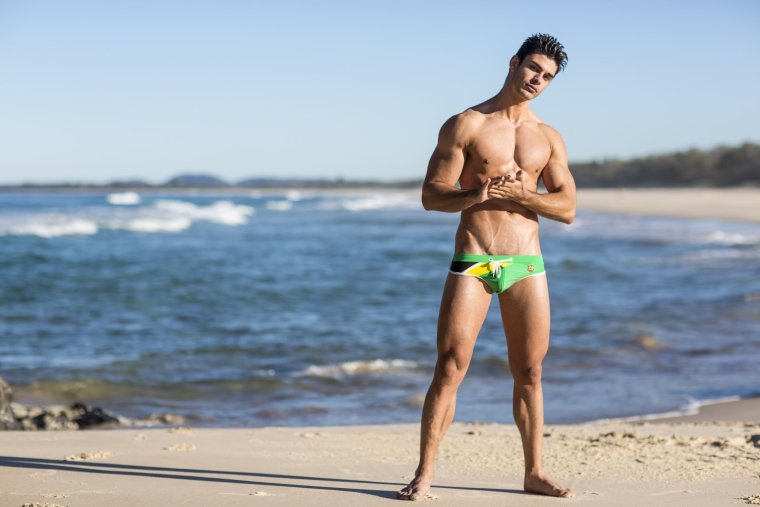 Красивые мужчины на пляже