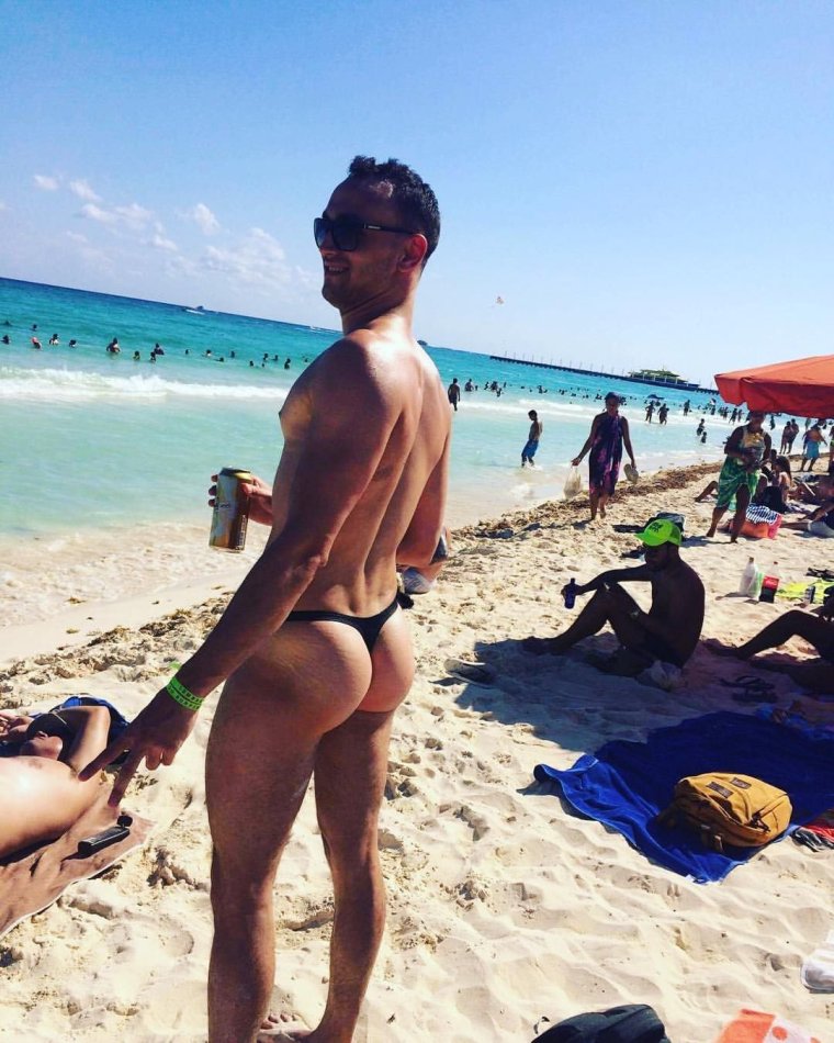 Мужские стринги на пляже