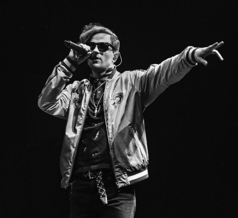 Олег ЛСП чёрно белое фото