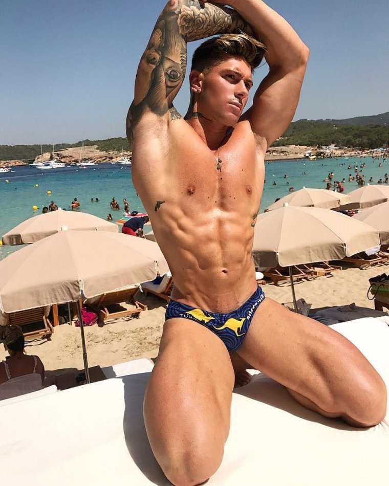 Загорелый мальчик