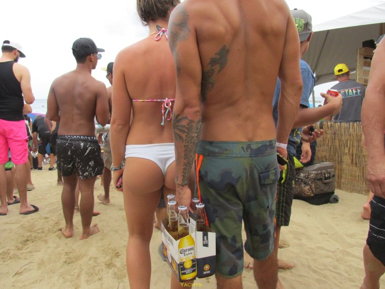 Мальчики в стрингах на пляже