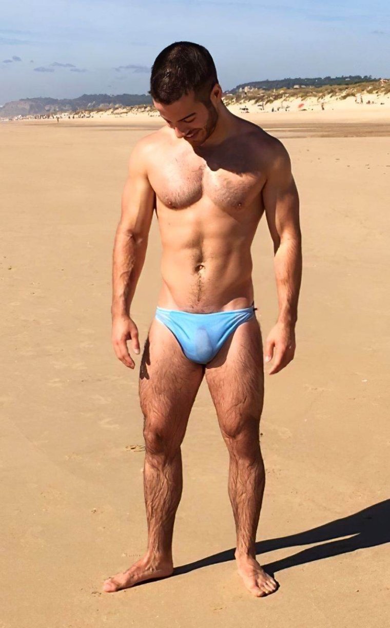 Мужчины в прозрачных трусах на пляже