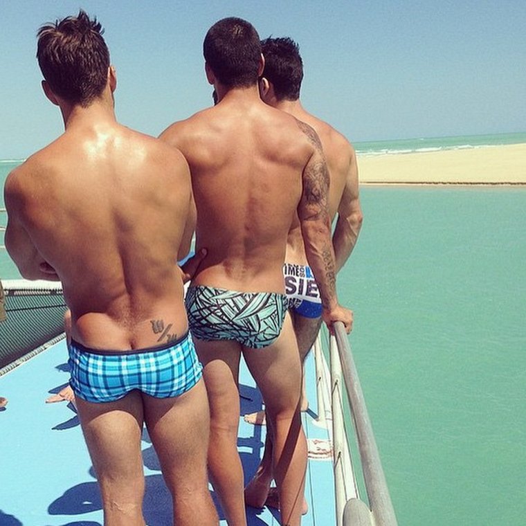 Юноши с красивыми попами