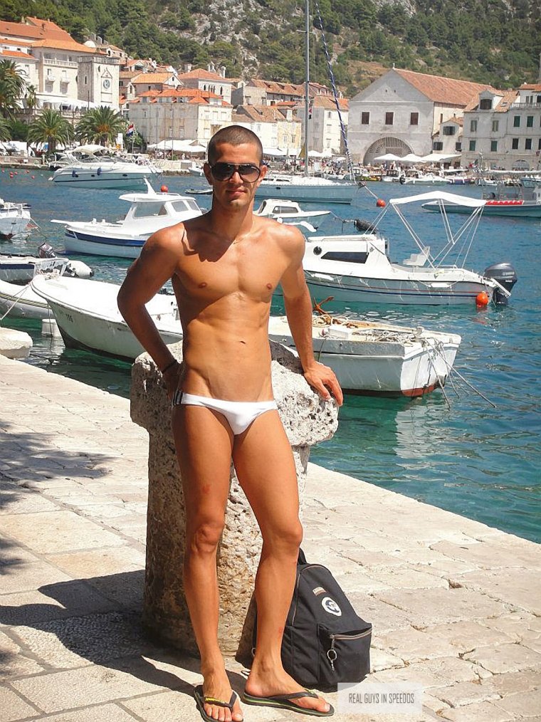 Мальчики в стрингах на пляже