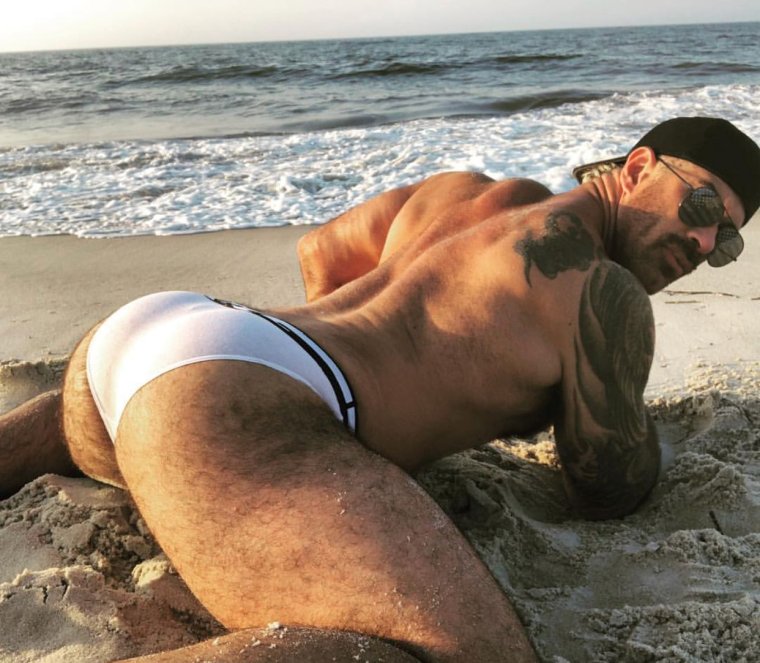 Мужские ягодицы пляж