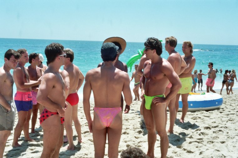 Мальчики в стрингах на пляже