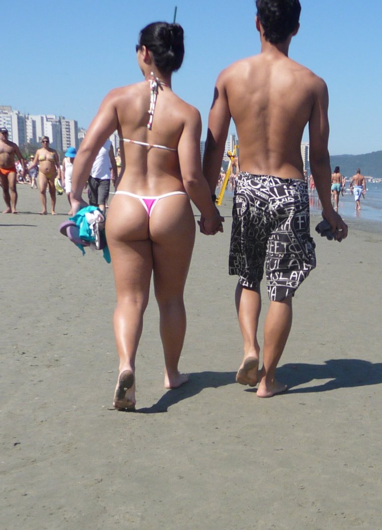 Взрослые женщины на пляже в стрингах