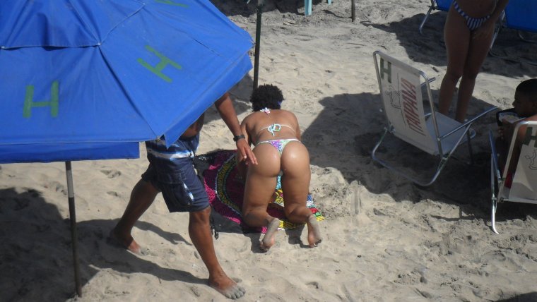 Жена загорает в стрингах