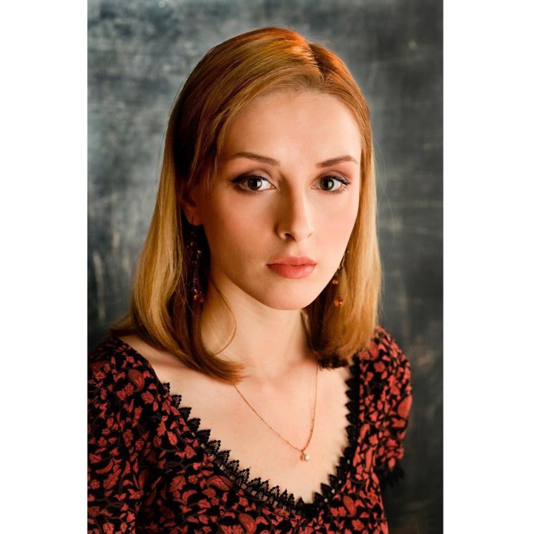 Юлия Майборода с рыжими волосами