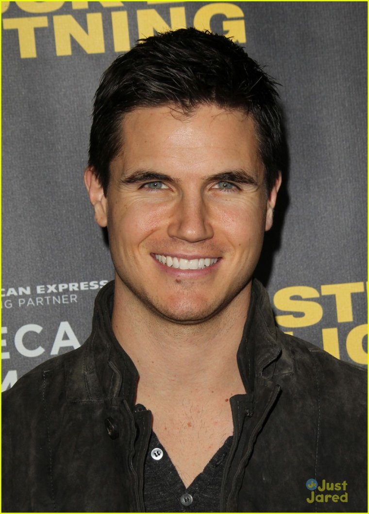 Робби Амелл с длинной стрижкой