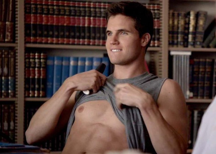 Робби Амелл тело