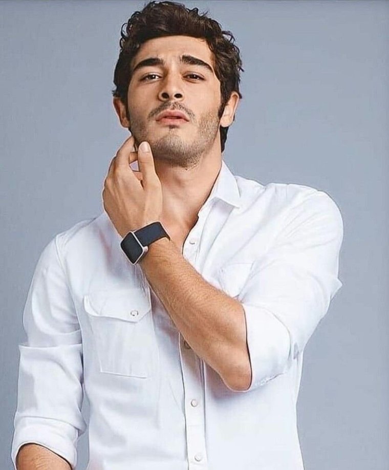 Турецкий актёр Бурак Дениз