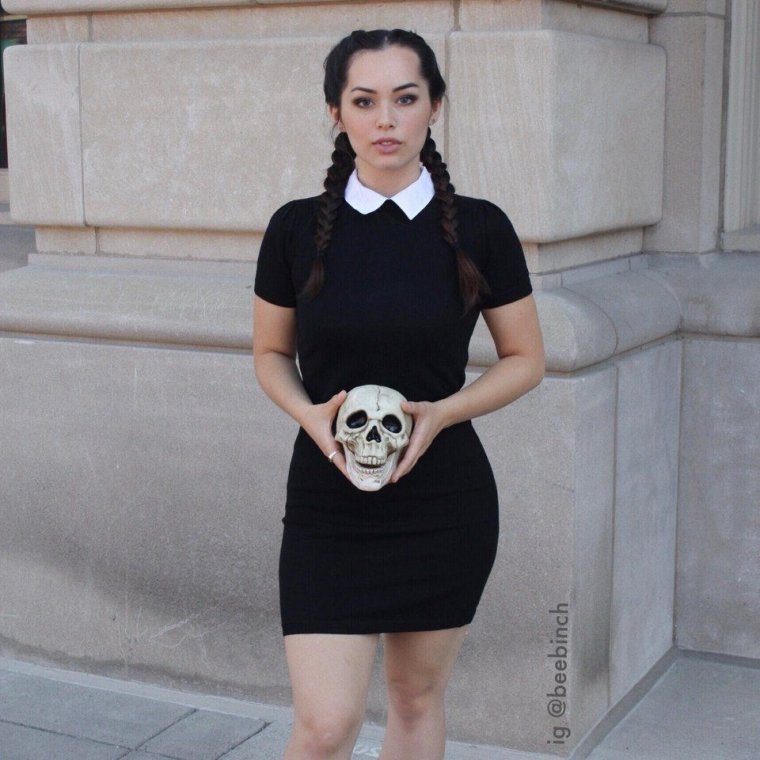 Уэнзди Аддамс взрослая