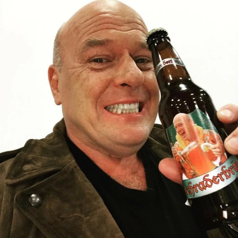 Хэнк Шрейдер улыбается