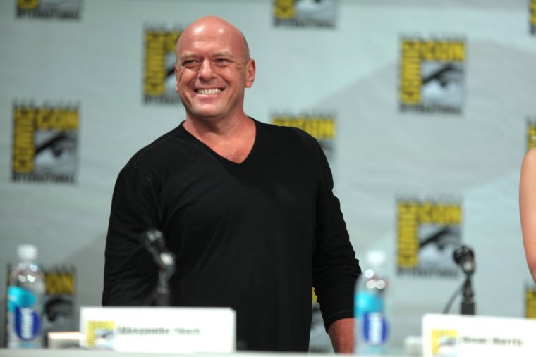 Dean Norris 2022 в халате