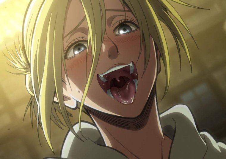 Энни Леонхарт смеется