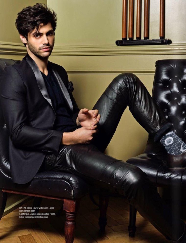 Мэттью Даддарио в костюме