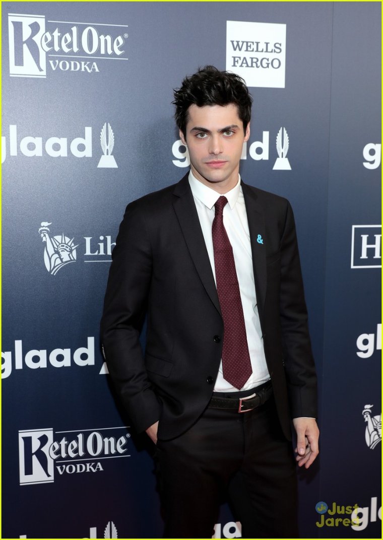 Мэттью Даддарио в костюме