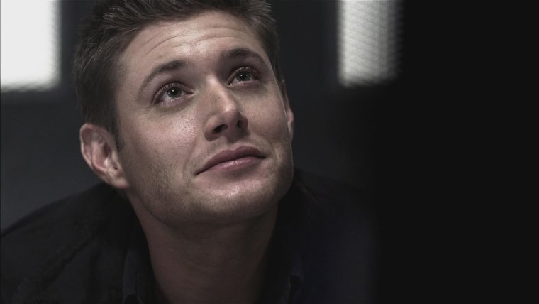 Дженсен Эклз улыбается