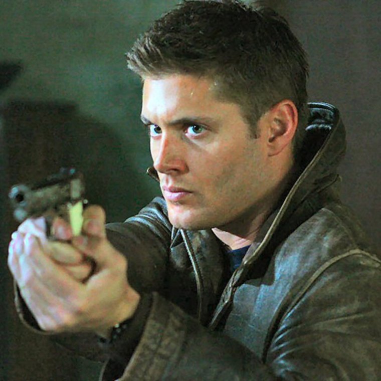 Дин Винчестер с пистолетом