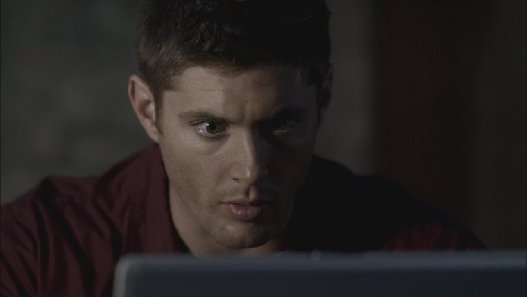 Дин Винчестер за компьютером