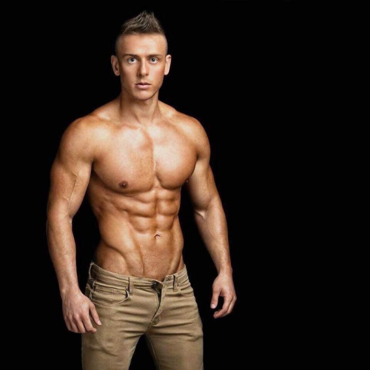 Накаченный мужчина в очках