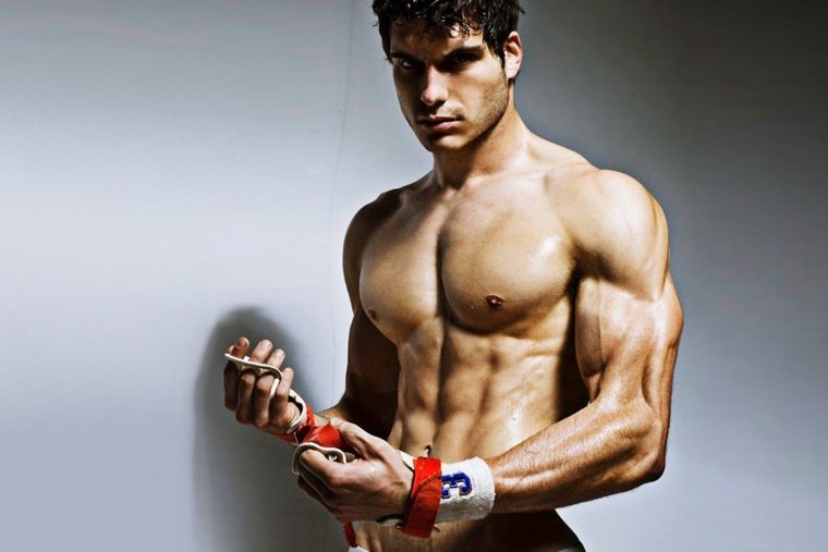 Мускулистый мужчина