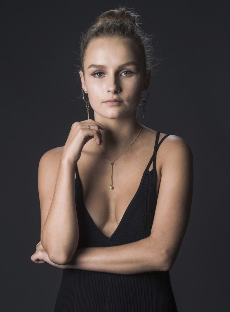 Оливия ДЕДЖОНДЖ