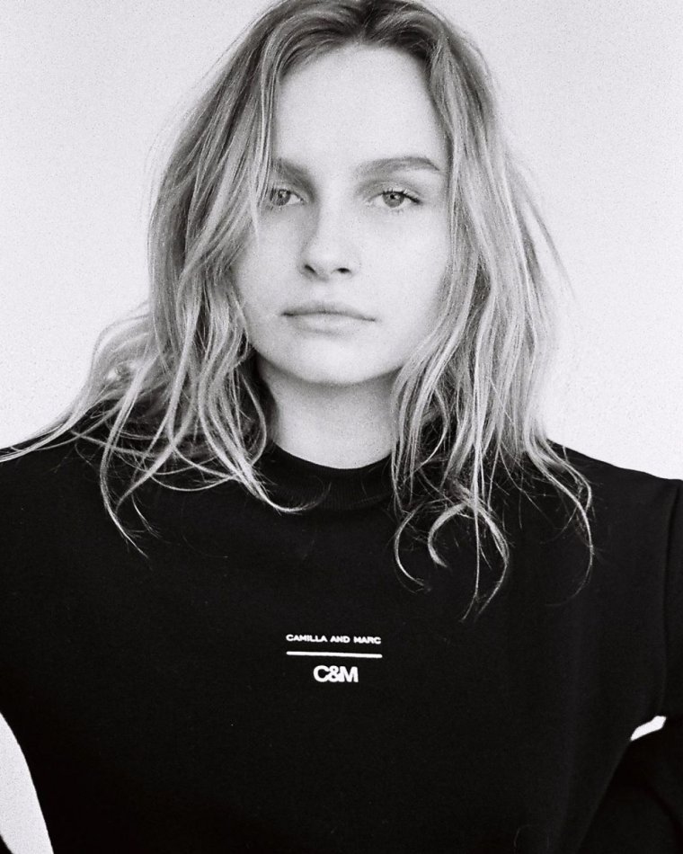 Оливия ДЕДЖОНГ общество